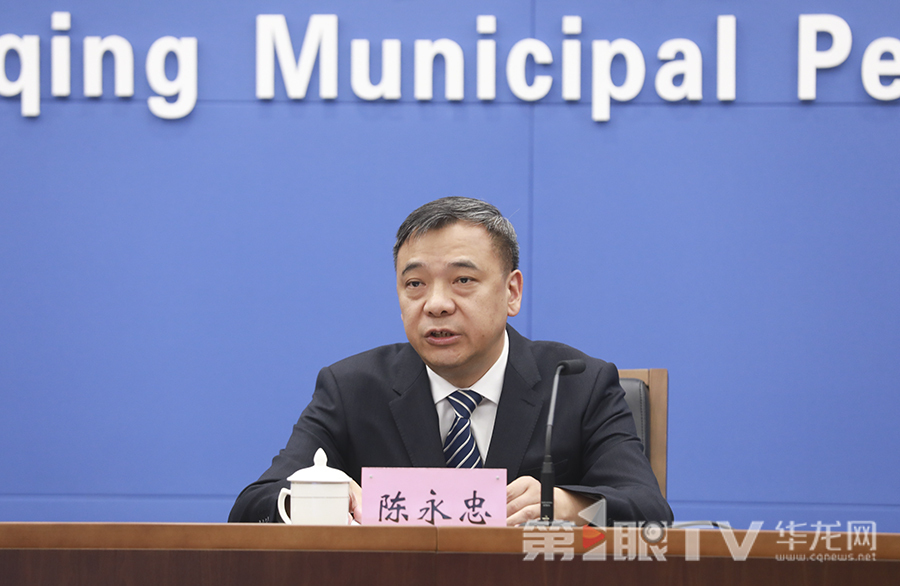 市交通運輸委黨委委員、副主任、新聞發言人陳永忠回答記者提問。第1眼TV-華龍網首席記者 李文科 攝