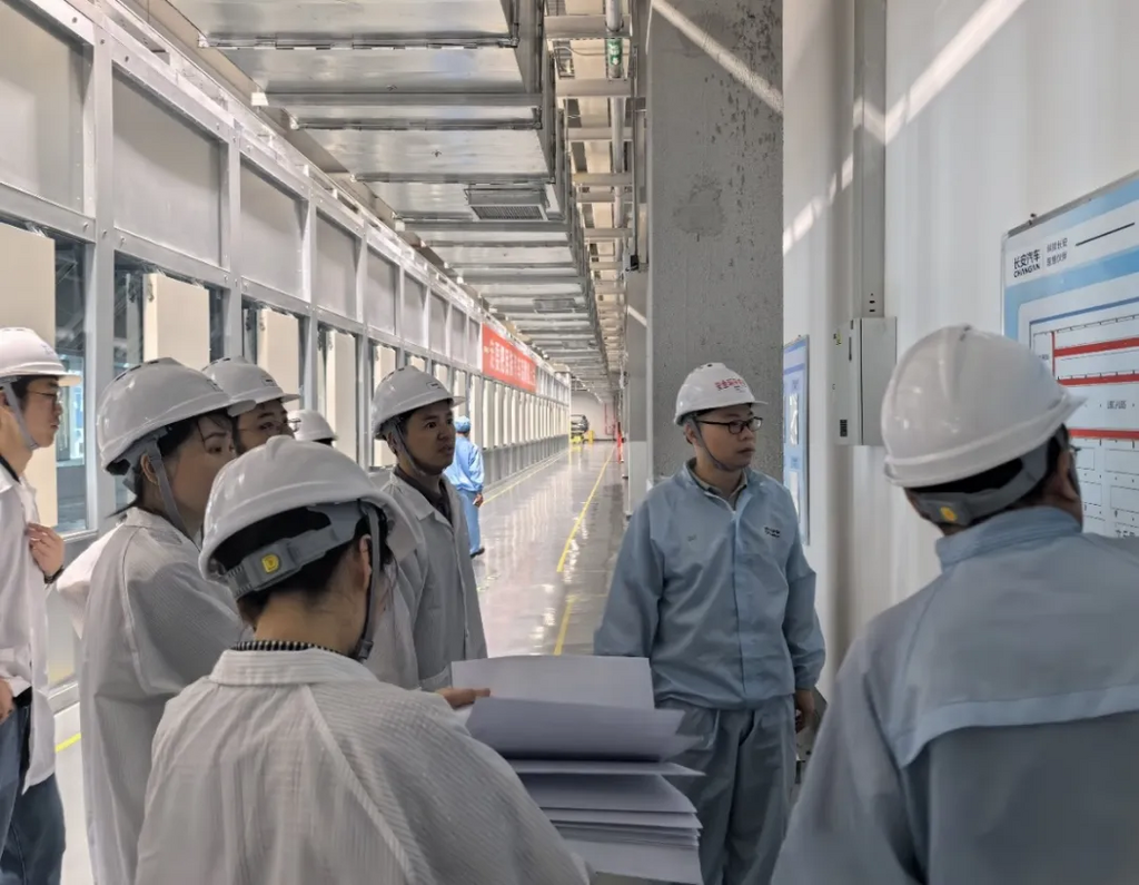 环评相关工作人员前往重庆汽车制造企业开展调研。重庆市生态环境局供图