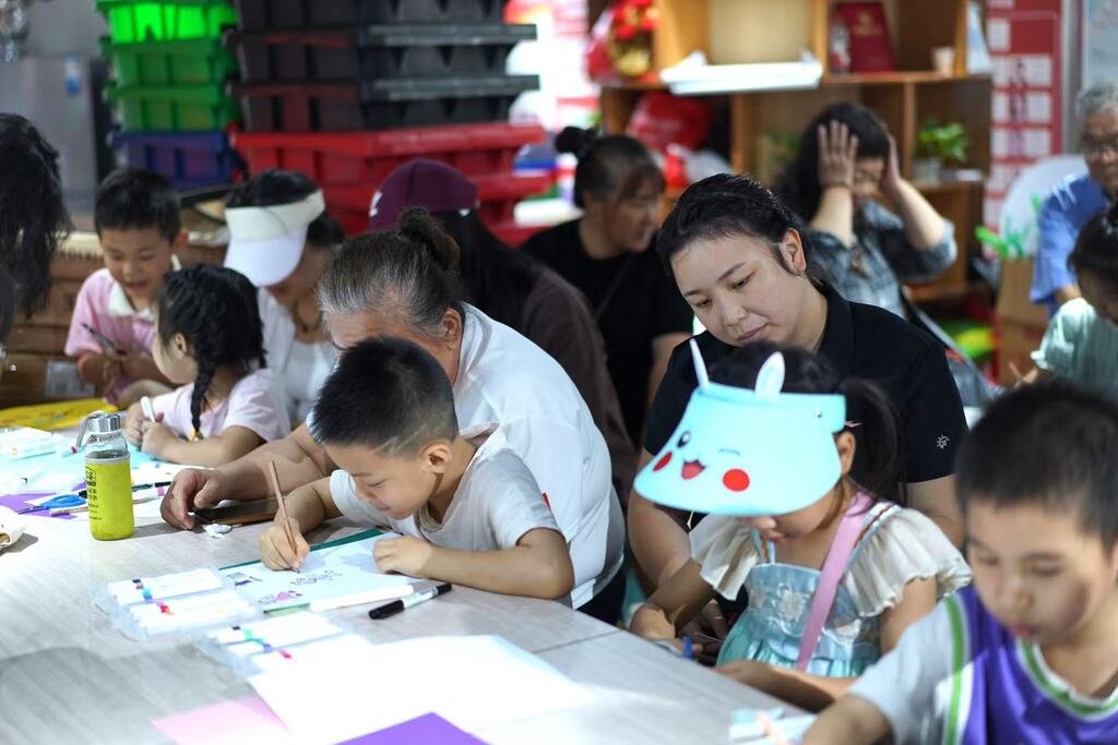 家長(zhǎng)和孩子們共同繪畫(huà)。受訪者供圖