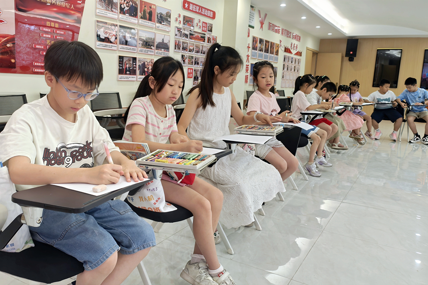 孩子們現場繪畫。大竹林街道供圖