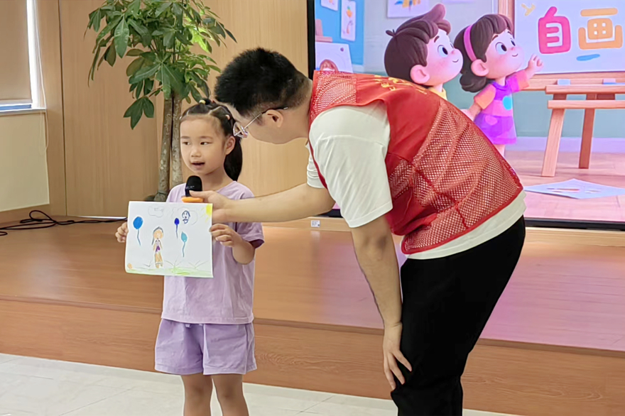 孩子們通過“我的自畫像”活動進行自我介紹。大竹林街道供圖