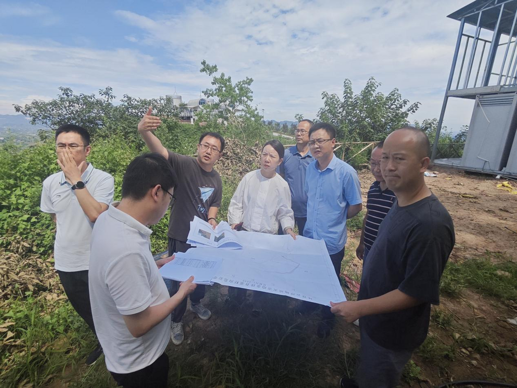 璧山區規劃和自然資源局工作人員現場查勘地質災害隱患點。賀騰 攝