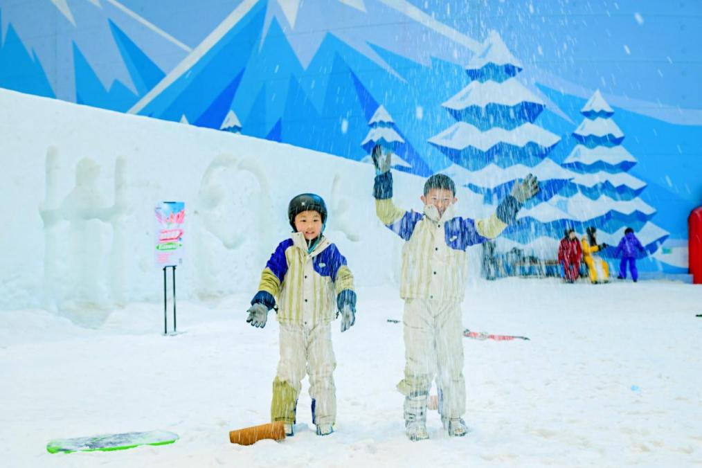 白菜狗”雪地集合!重庆热雪奇迹开启零下6℃清凉暑期