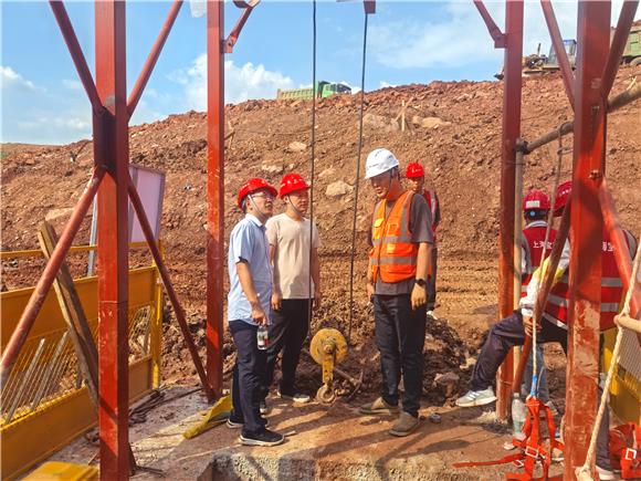 對建設工地現場進行安全檢查。金鳳鎮供圖