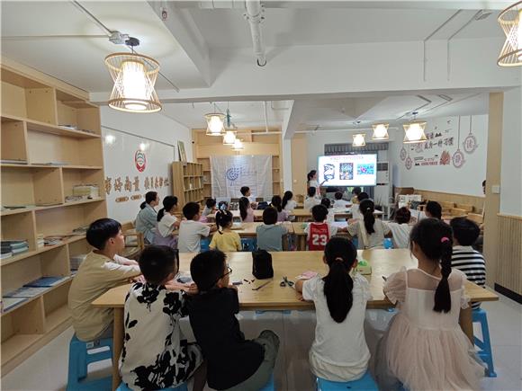 老師講解繪畫要點。大成湖社區供圖