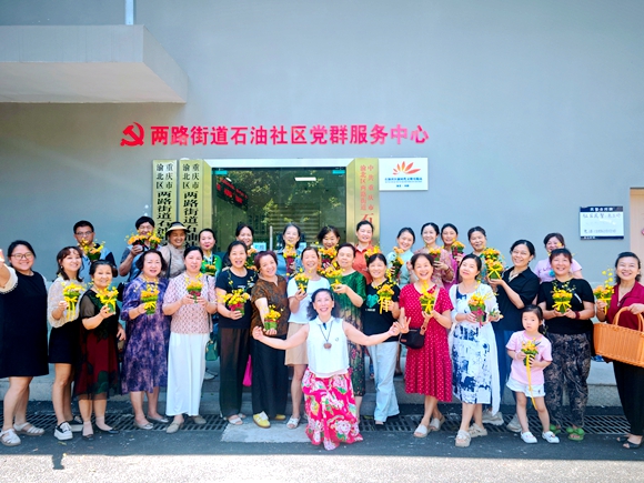 學員們手持自己的插花作品合影。兩路街道辦事處供圖 華龍網發