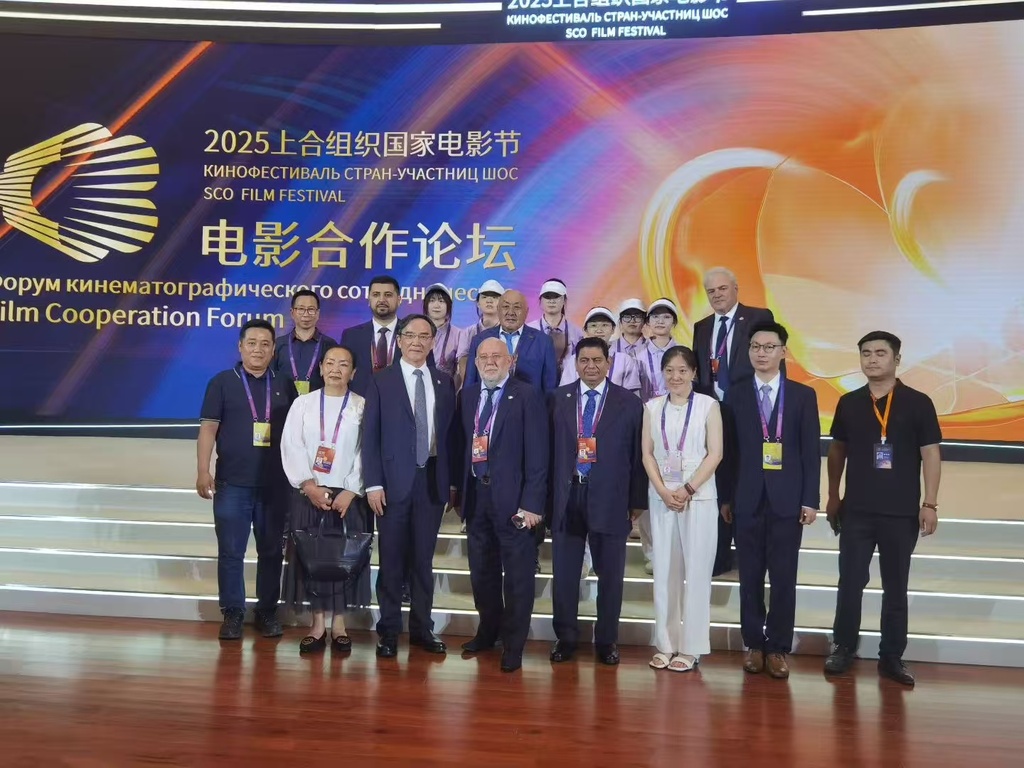 四川外国语大学师生在2025上合组织国家电影节担任志愿者。受访单位供图
