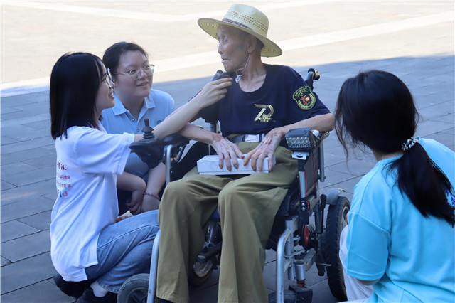 實踐隊采訪抗美援朝老兵。通訊員 陳舒嫻 攝