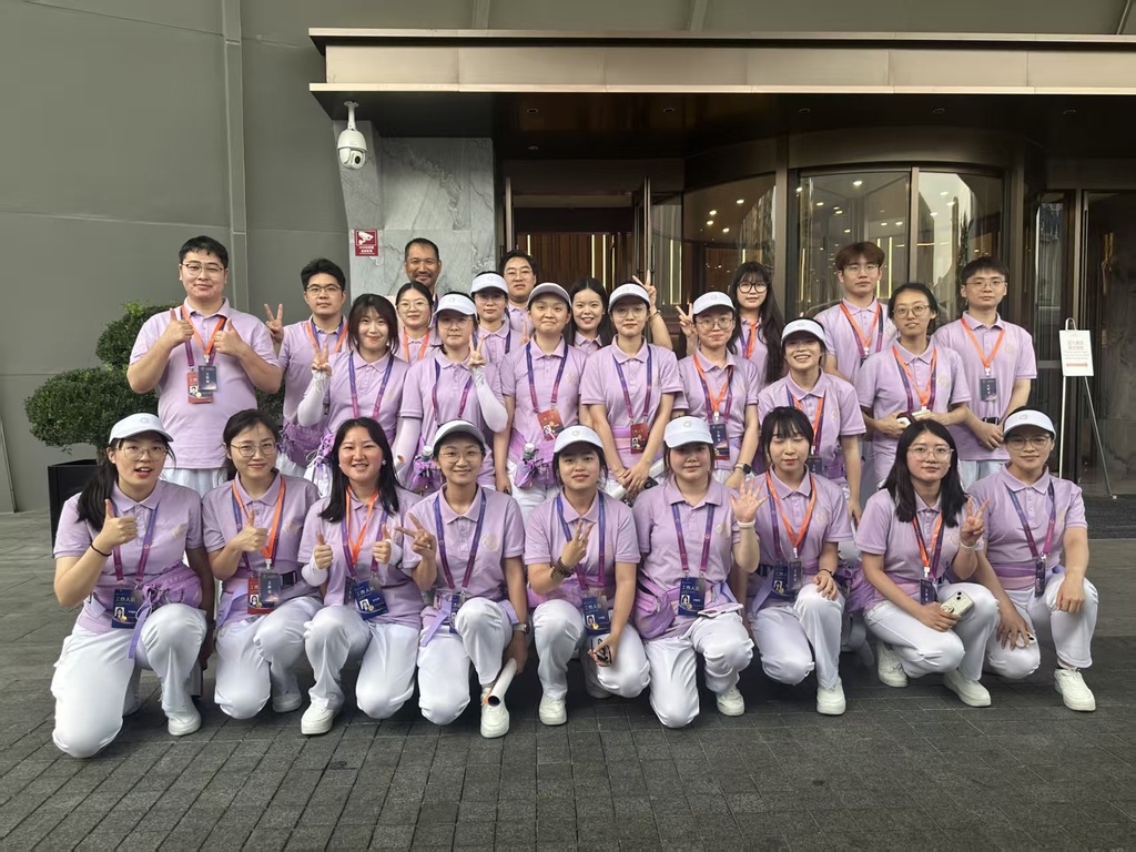 四川外国语大学师生在2025上合组织国家电影节担任志愿者。受访单位供图