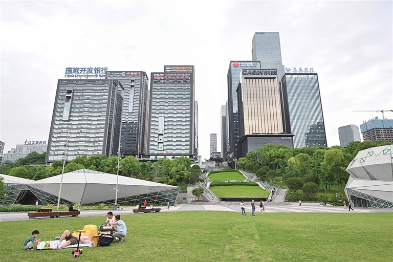 開闊的草坪成為市民休閑娛樂的首選之地。