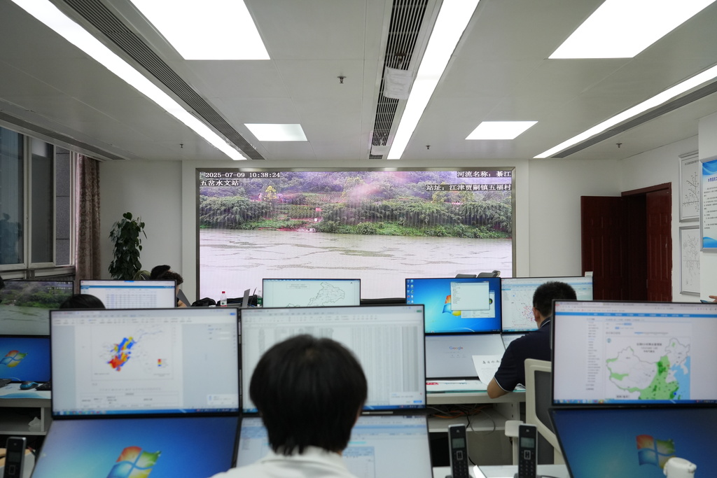 7月9日,市水文总站水情科工作人员正实时监控綦江流域水情。市水利局供图