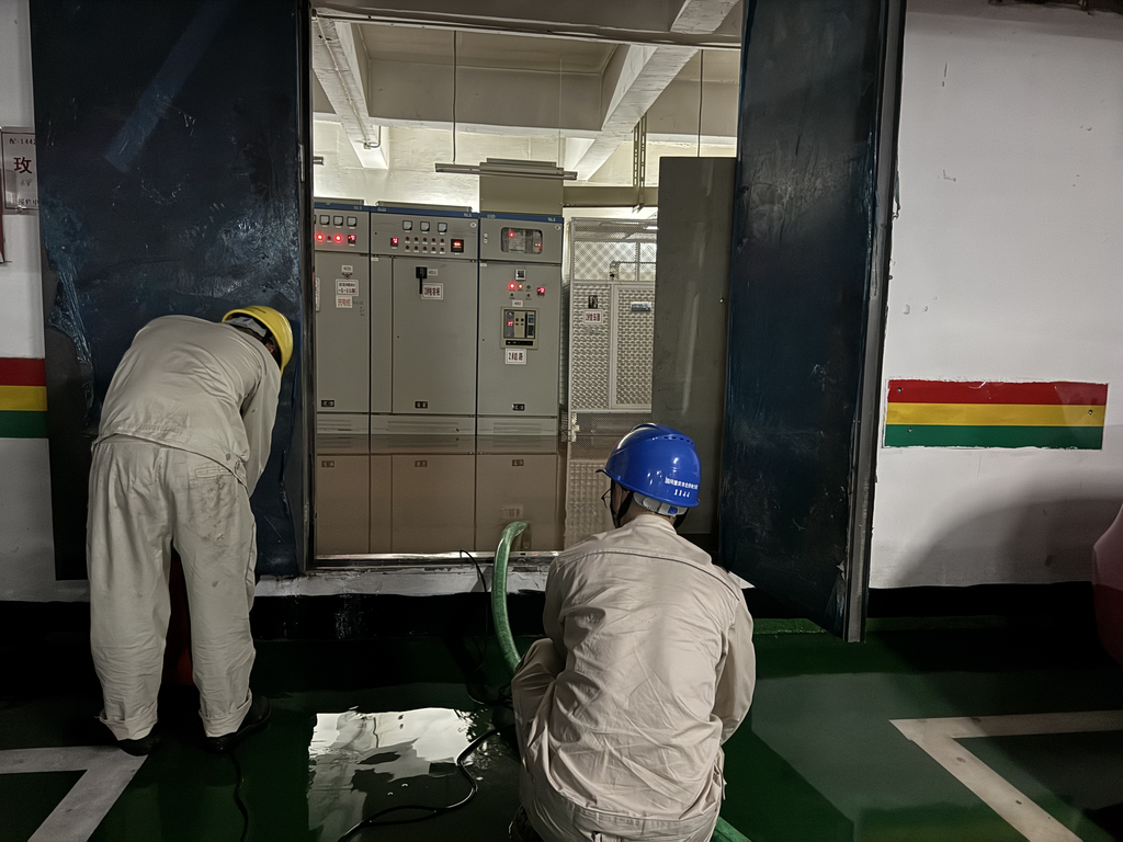 国网重庆市北供电公司员工在渝北区玫瑰城公用配电房进行排水作业。通讯员 钟雪 摄