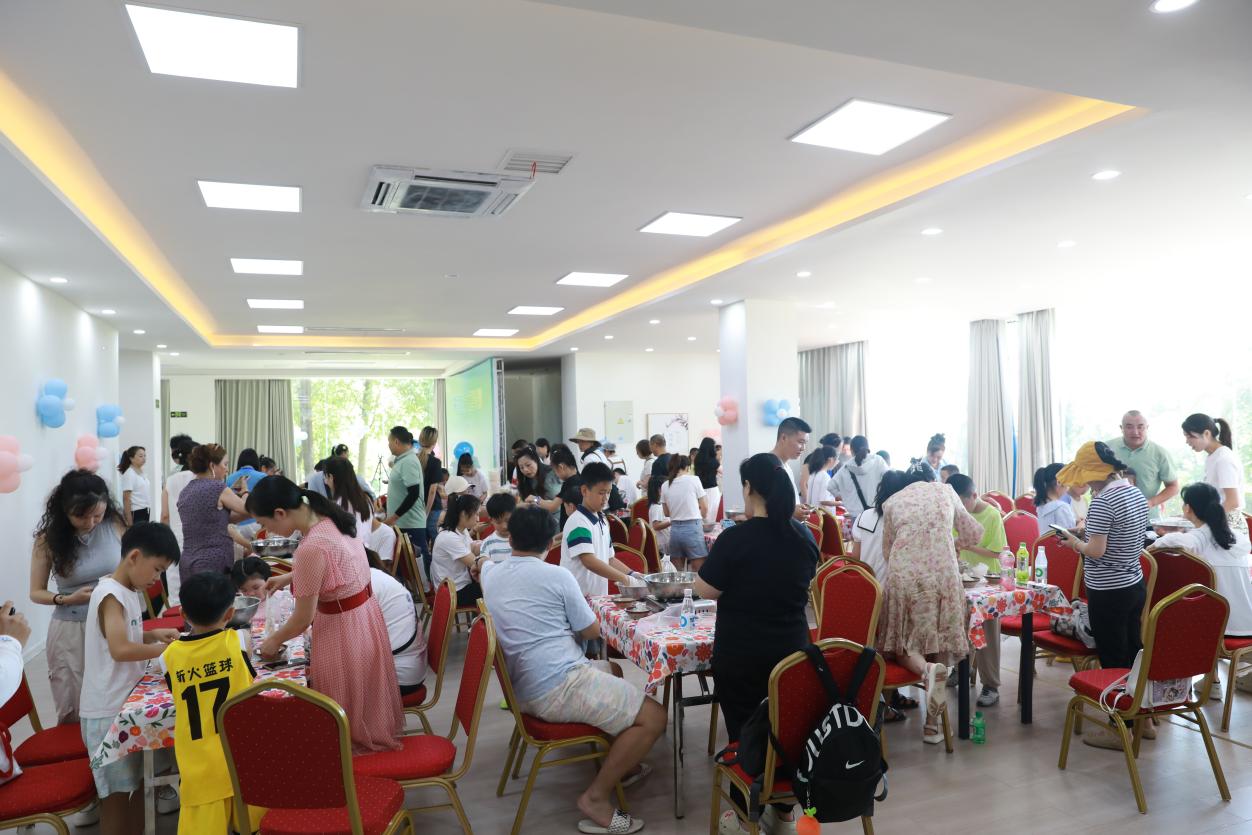 40余組川渝家庭體驗(yàn)長(zhǎng)壽非遺魚面制作。活動(dòng)方供圖 第1眼TV-華龍網(wǎng)發(fā)