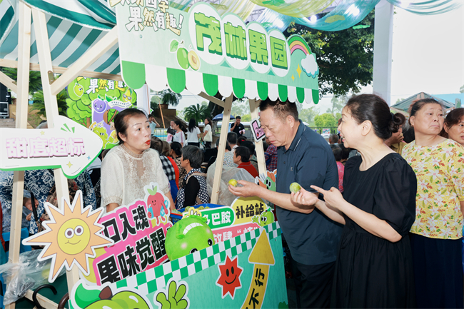 市民游客再集市上選購水果。通訊員 代正立 攝