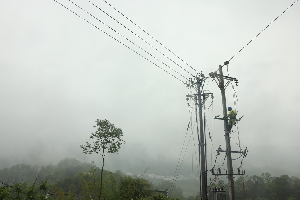 国网武隆供电公司员工雨后抢修10千伏平凤线凤石支线4号杆上受损的引流线。通讯员 夏梦潞 摄