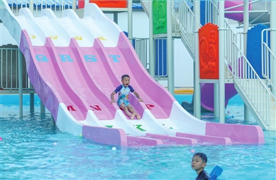 位于鐵門鄉長塘村的樂滿天·水上親子樂園，小朋友在快樂地玩水上滑梯。記者 熊偉 攝