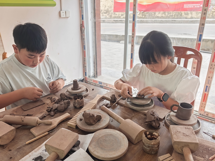 孩子们制作陶艺。通讯员 孙艺荣 摄
