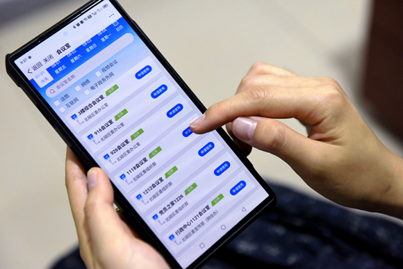 2025年7月31日，區(qū)委政法委工作人員通過“會(huì)議智管”應(yīng)用預(yù)定會(huì)議室。北碚區(qū)委宣傳部供圖 第1眼TV-華龍網(wǎng)發(fā)