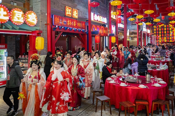 鴻恩坊“渝味360碗”美食街區(qū)。江北區(qū)文旅委供圖