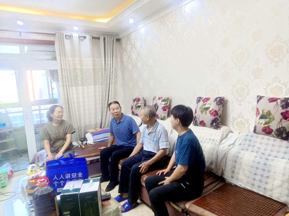 兩路街道走訪慰問抗美援朝老兵。兩路街道辦事處供圖 第1眼TV-華龍網(wǎng)發(fā)