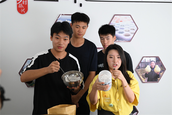中央司法警官學(xué)院警察管理系的學(xué)子們化身“帶貨主播”。受訪者供圖