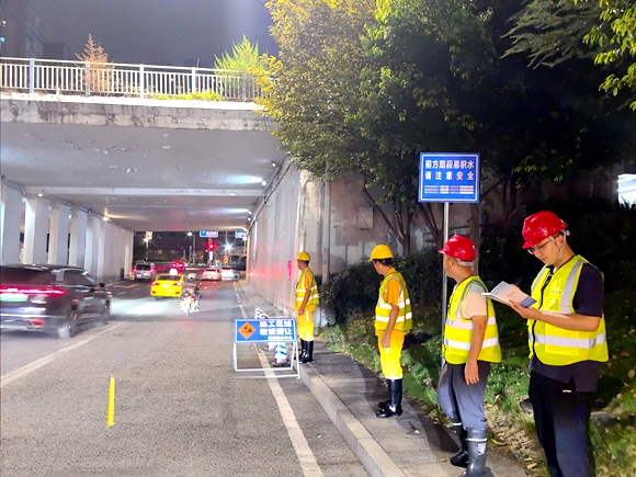 提前在回興立交部署人員和設(shè)備。渝北區(qū)城市排水中心供圖 第1眼TV-華龍網(wǎng)發(fā)