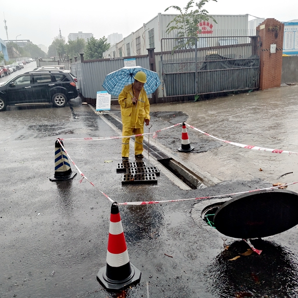 排水工人處置睦鄰路積水。渝北區(qū)城市排水中心供圖 第1眼TV-華龍網(wǎng)發(fā)