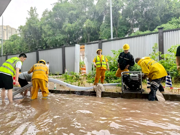 排水工人處置嘉鴻大道積水點。渝北區(qū)城市排水中心供圖 第1眼TV-華龍網(wǎng)發(fā)