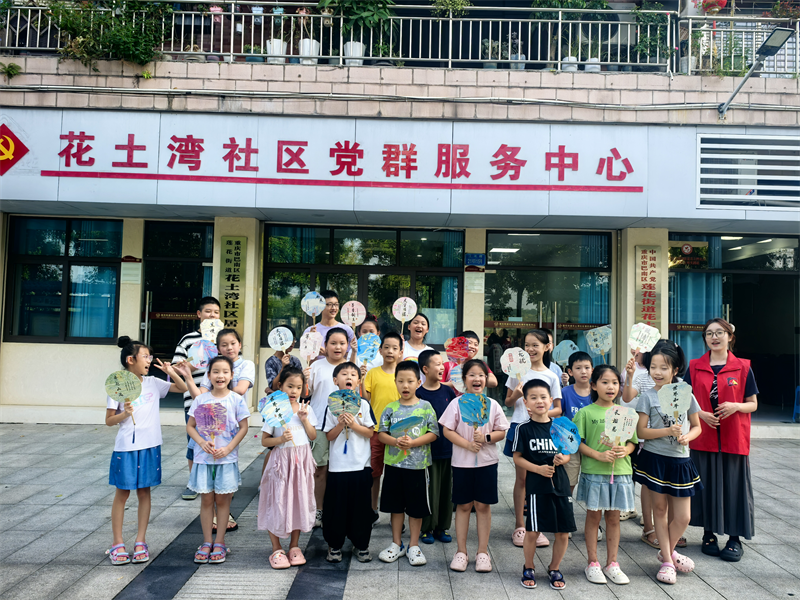 花土灣社區(qū)漆扇制作活動現(xiàn)場。巴南區(qū)蓮花街道花土灣社區(qū)供圖 第1眼TV-華龍網(wǎng)發(fā)