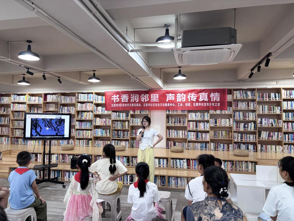 圖片2 “書香潤?quán)徖铮曧崅髡媲椤敝黝}誦讀分享會。鐵山坪街道供圖 第1眼TV-華龍網(wǎng)發(fā)