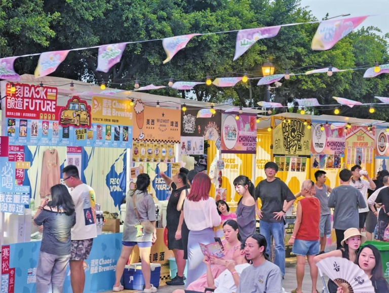 特色精釀小攤，為市民、游客帶來專屬消費(fèi)體驗(yàn)。首席記者 劉侃 攝