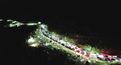 蟠龍·窄埡口露營基地，前來露營納涼的市民、游客絡繹不絕。記者 向成國 攝