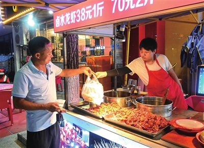 乾街夜市，市民在購買小龍蝦。見習記者 周雨婷 攝