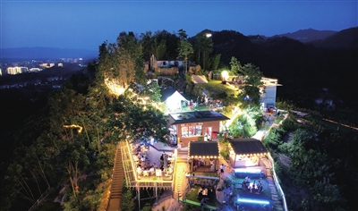 雙桂街道安寧村半山雅集民宿燈火璀璨，市民、游客在納涼閑坐、細品美食。記者 向成國 攝