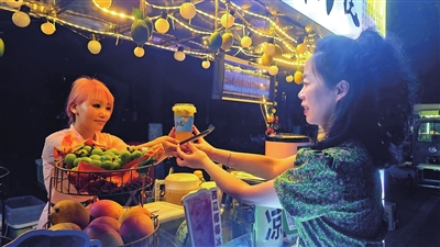 雙桂湖國家濕地公園夜市，市民在購買消暑飲品。見習記者 張迅 攝