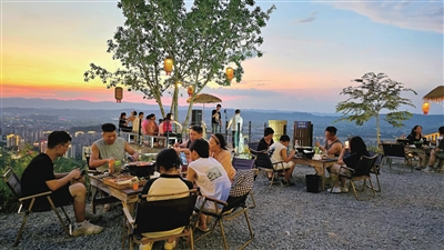 梁山街道東山村東山隱院觀景臺，市民在賞風景、聽音樂、嘗美食。見習記者 張迅 攝
