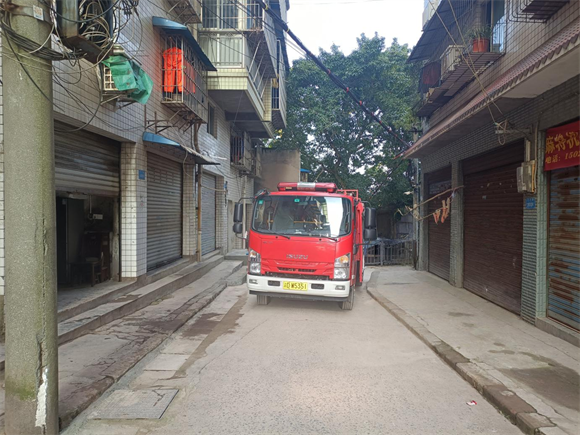 消防車行駛在場鎮(zhèn)老街