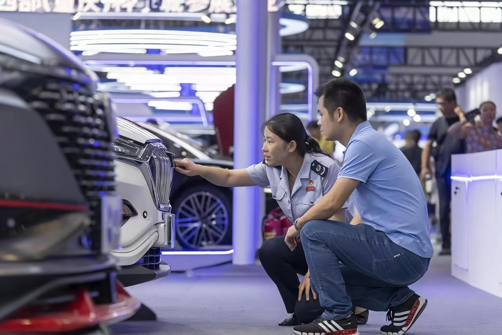 高新區(qū)稅務人員走進重慶鑫源摩托車股份有限公司，了解企業(yè)生產(chǎn)經(jīng)營情況，輔導企業(yè)合規(guī)享受出口退（免）稅政策。重慶市稅務局供圖