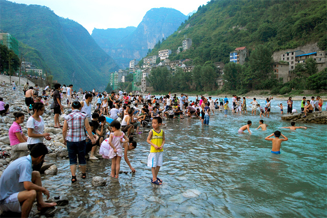 游客在大寧古城大寧河邊戲水。受訪者供圖