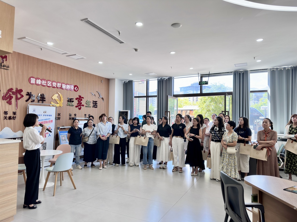 與會人員參觀冒峰社區(qū)“渝好空間”。重慶市婦聯(lián)供圖