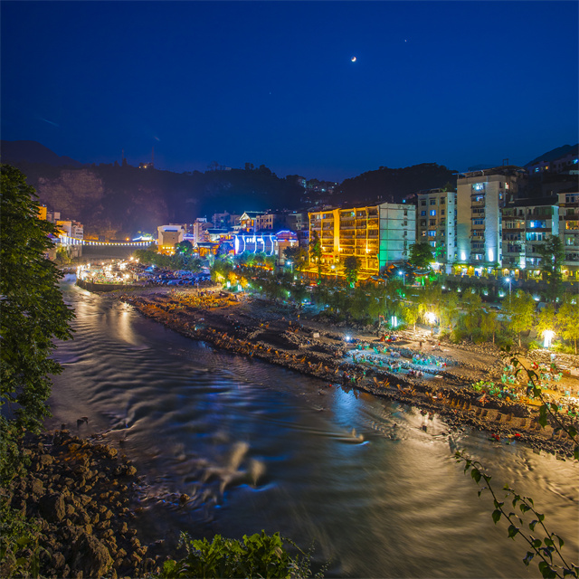 夜幕下的大寧古城漫灘路。巫溪縣文化旅游委供圖