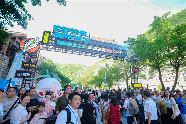 2023巫溪烤魚文化節(jié)大寧古城人頭攢動。受訪者供圖