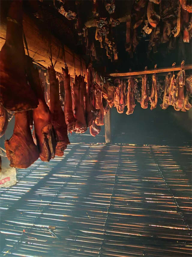 城口老臘肉黑標工藝。厚坪鄉(xiāng)供圖