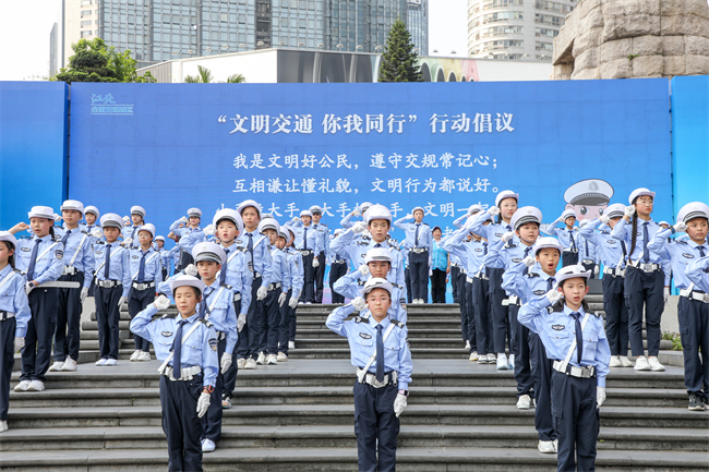 江北區(qū)小交警共同發(fā)起“文明交通 你我同行”行動(dòng)倡議。