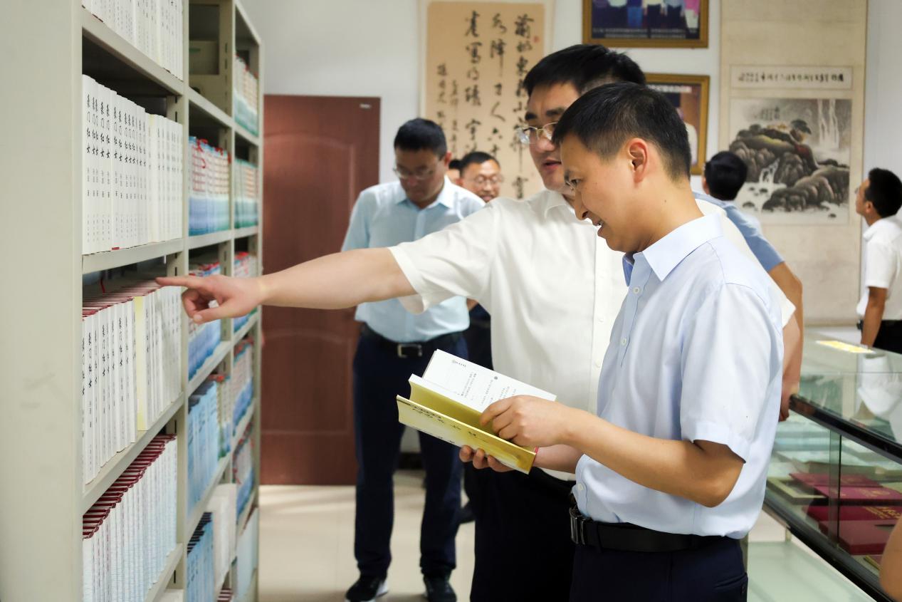 譚雪峰專題調(diào)研公共文化服務(wù)工作。通訊員 姚華勝 攝(1)