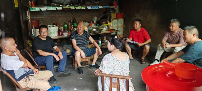 龍鳳壩鎮(zhèn)鎮(zhèn)村干部通過板凳會與群眾面對面交流。秀山土家族苗族自治縣委宣傳部供圖