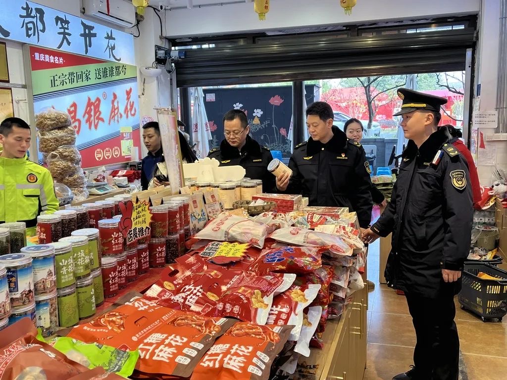 对磁器口街道磁南街商户开展联合执法检查(资料图)。受访者供图