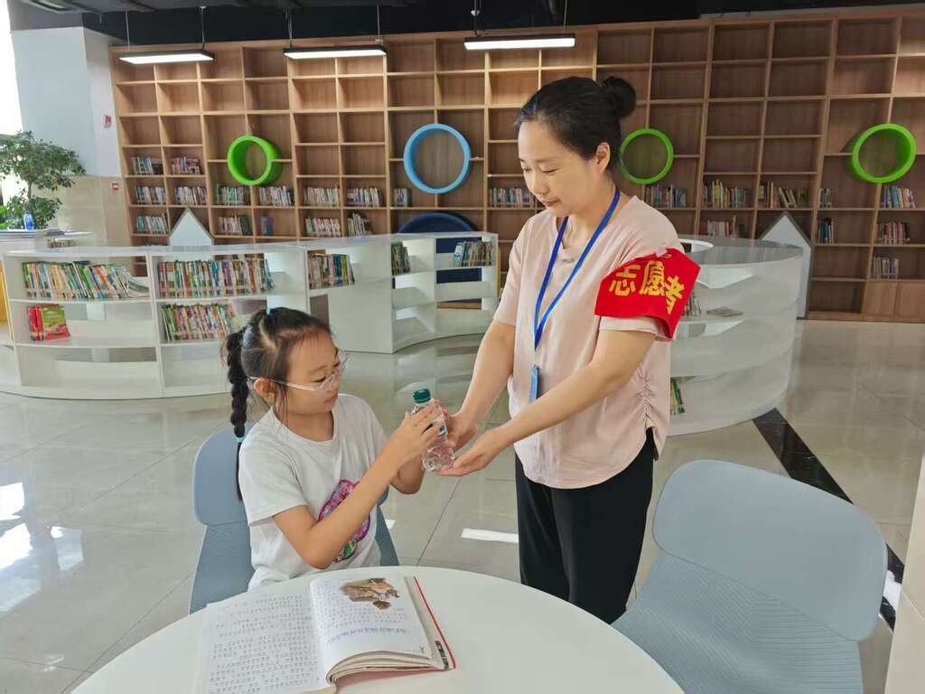 为读者送水