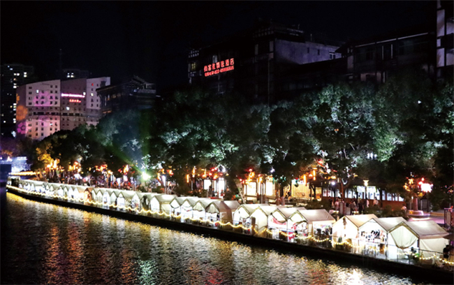 市集夜景。