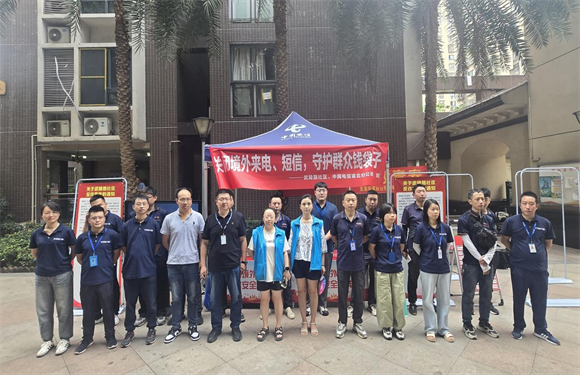 龍溪街道武陵路社區(qū)聯(lián)合電信公司在詐騙高發(fā)小區(qū)之一的錦江酈城小區(qū)開展“關(guān)閉境外來(lái)電、短信，守護(hù)群眾錢袋子”特色反詐宣傳活動(dòng)。